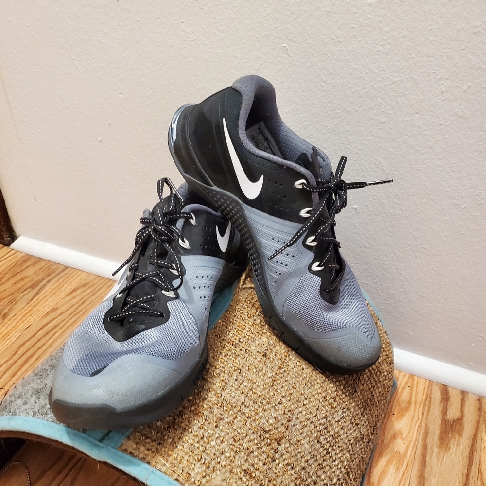 Nike size 10 gray shoes